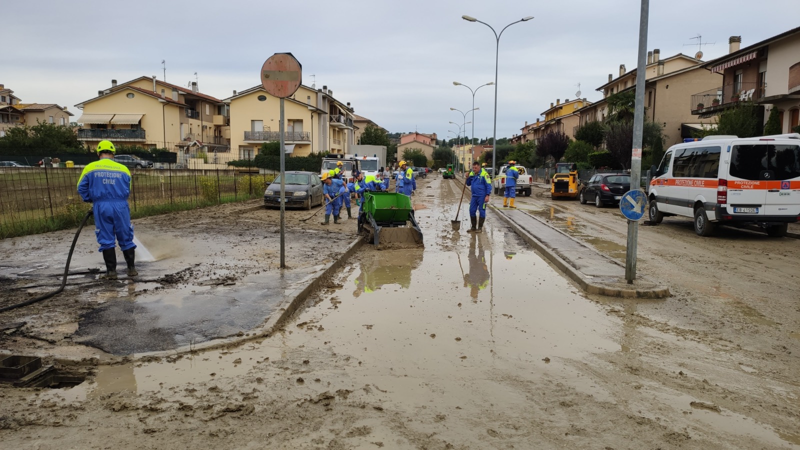 Volontari nel fango fino a sabato, l'aiuto della Protezione civile nelle Marche